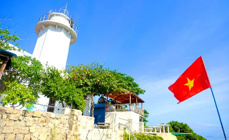Hải đăng Hòn Chút - Du lịch đảo Bình Hưng ®Hitour