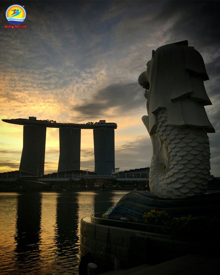 Tượng Merlion bên vịnh Marina, Singapore. – TodayTourist