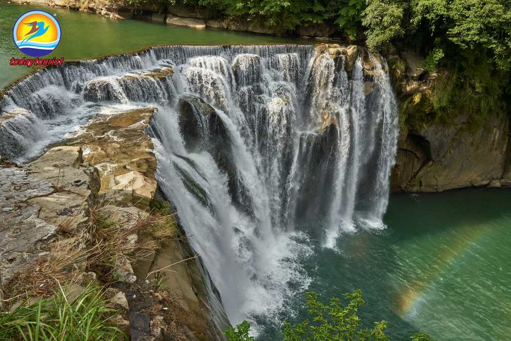 Thác Thập Phần giữa thiên nhiên Đài Loan. – TodayTourist
