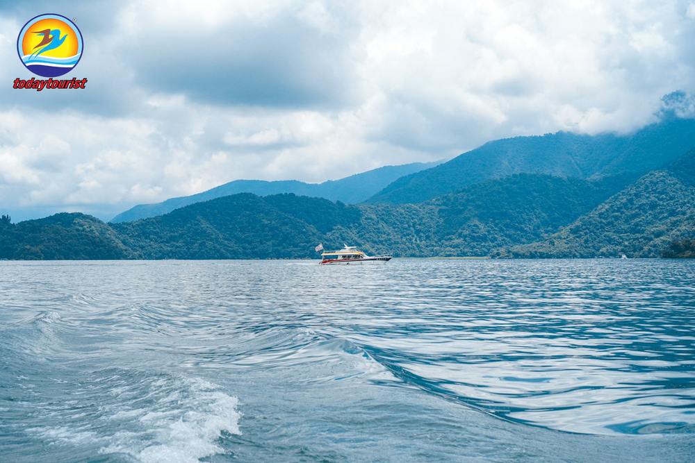 Mặt hồ Nhật Nguyệt và núi đồi Nam Đầu. – TodayTourist