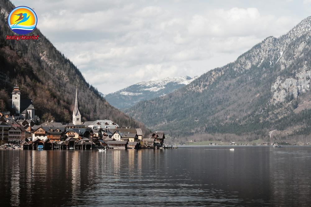 Làng Hallstatt bên hồ và dãy núi Áo. – TodayTourist