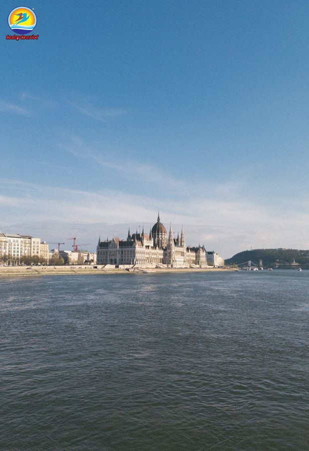 Tòa nhà Nghị viện Hungary bên sông Danube. – TodayTourist