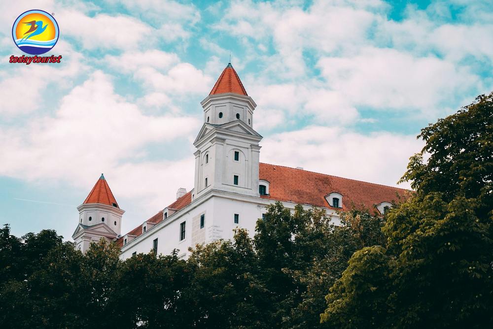 Lâu đài Bratislava tại thủ đô Slovakia. – TodayTourist