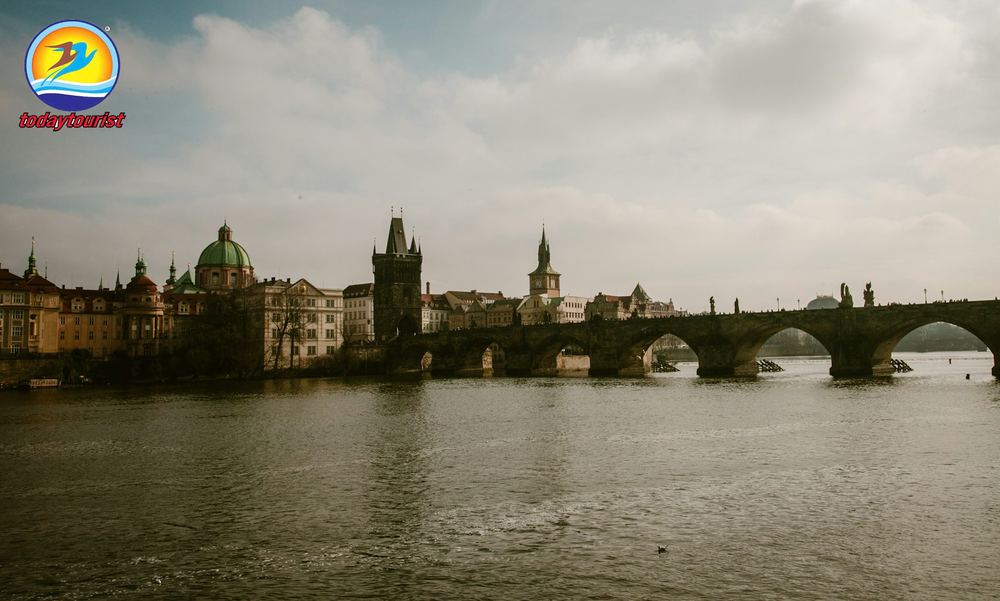 Cầu Charles bắc qua sông Vltava tại Prague. – TodayTourist