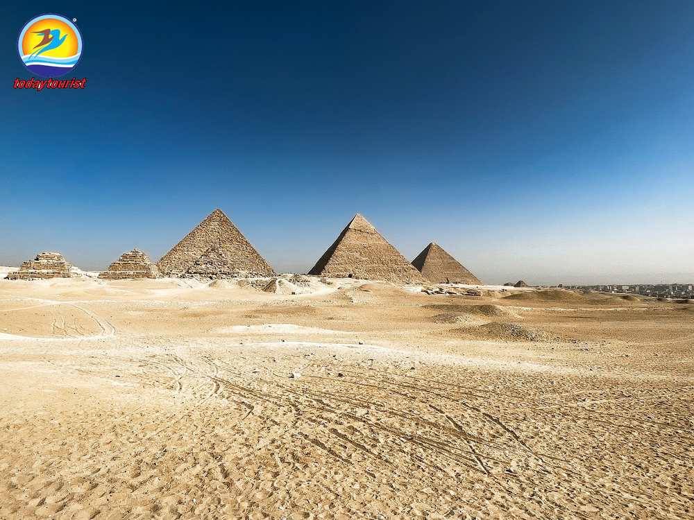 Quần thể Kim tự tháp Giza giữa sa mạc. – TodayTourist