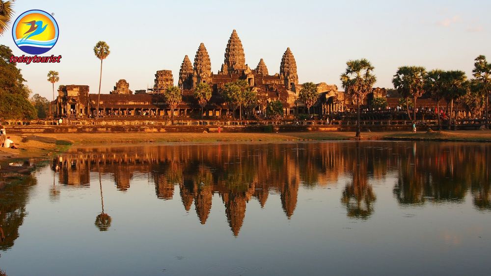 Angkor Wat phản chiếu trên mặt nước tại Siem Reap
