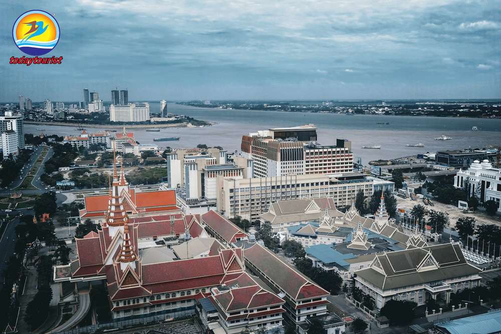 Toàn cảnh thành phố Phnom Penh bên sông