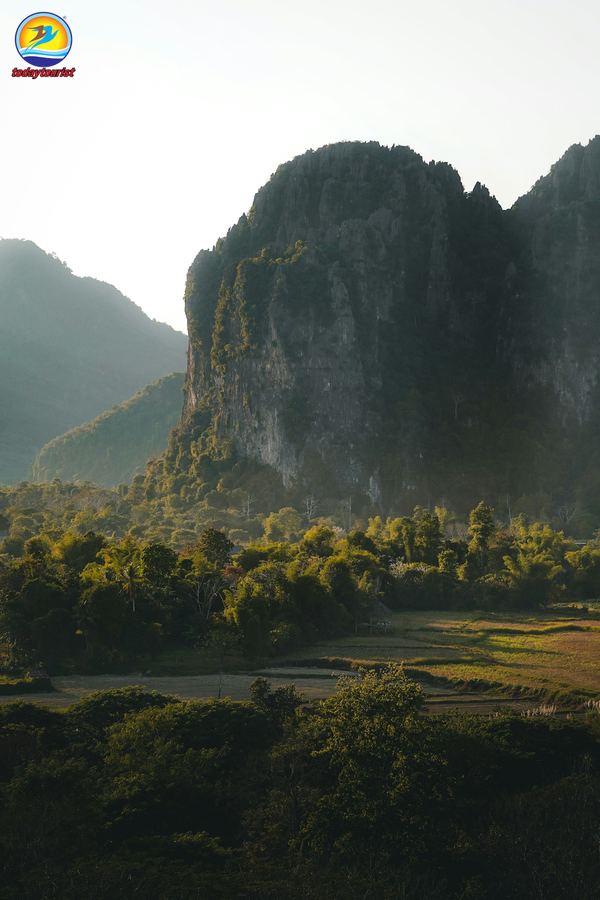 Phong cảnh núi đá và thung lũng xanh ở Vang Vieng