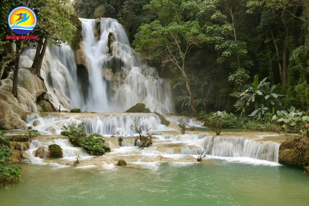 Thác Kuang Si giữa rừng xanh tại Luang Prabang