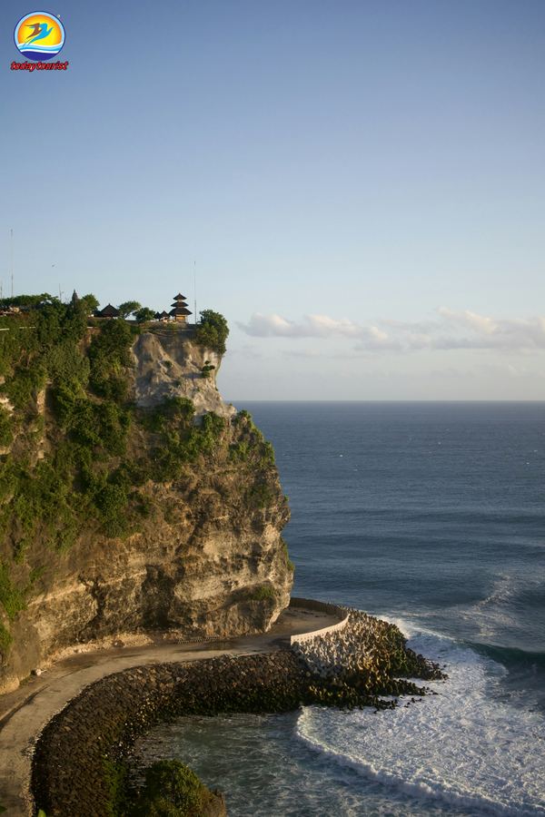 Đền Uluwatu trên vách đá nhìn ra biển Bali