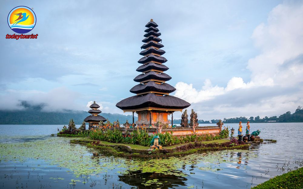 Đền Ulun Danu Beratan bên hồ tại Bali